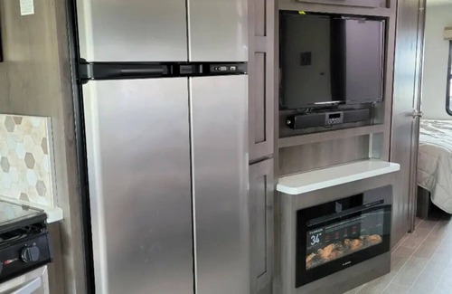 Norvelt House | Soothing RV with AC in charming Mount Pleasant/2021 Georgetown 5 Series 31L5