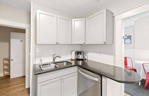 Midtown Apartment | Sophisticated 2 Bedroom w/Queen Beds, "Location!"