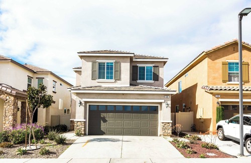 Rialto House | Sophisticated 4BR Retreat｜Pet-Friendly｜Fenced Yard & Pool Access#41339