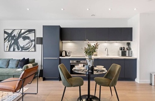 Clock House Apartment | Sophisticated Living: 1-BR Flat in Beckenham