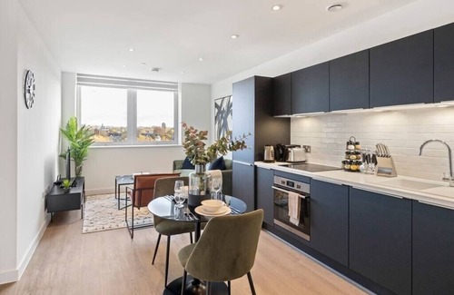 Clock House Apartment | Sophisticated Living: 1-BR Flat in Beckenham