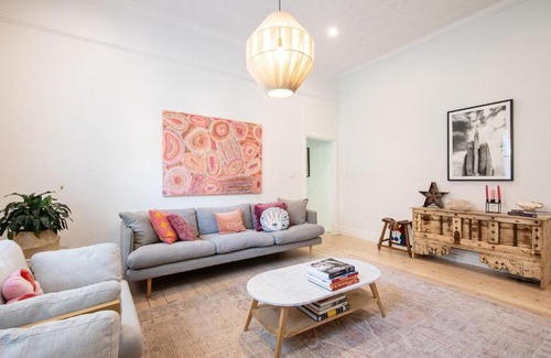 Elwood House | Sophisticated Style in Elwood walk to the beach