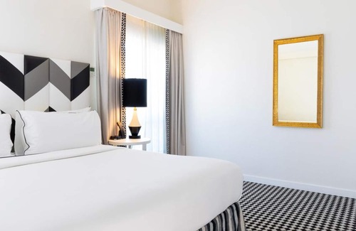 Norma Triangle Hotel | Sophisticated Suites in LA! Two-units with Balcony! Rooftop Pool, Pet-friendly!