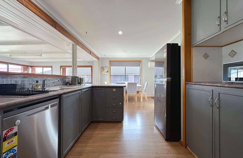 Sorell House | Sorell Sunlight Escape - 10 minutes from Airport