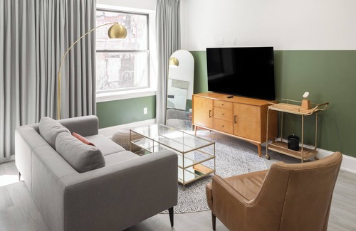 Rittenhouse Row Apartment | Sosuite | 1BR Apt w W/D, Large Dining Seating