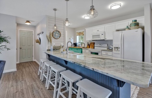 North Topsail Beach Cottage | Sound front cottage- Sunsets, private dock & 2 min walk to beach.