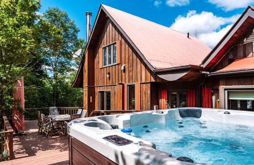 Saint-Faustin-Lac-Carre Ski Chalet | Sous Bois & Loft - Hot tub - Ski out