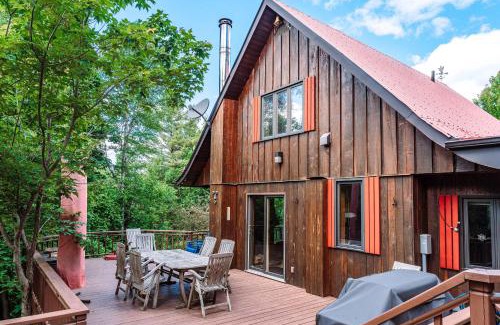 Saint-Faustin-Lac-Carre Ski Chalet | Sous Bois & Loft - Hot tub - Ski out