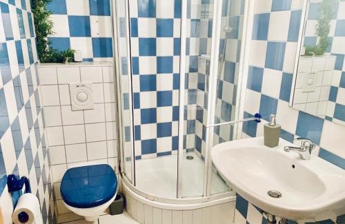 Gehlsdorf Apartment | Souterrain Monteurwohnung mit Sauna und Garten