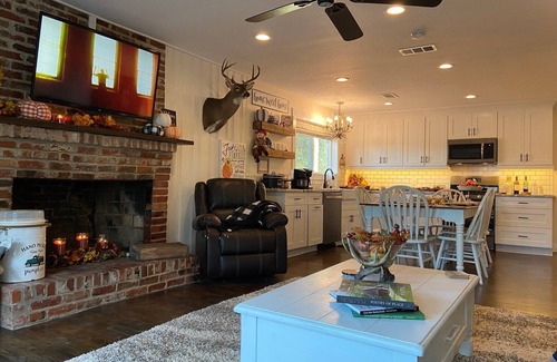 Kite House | South Georgia Lake House Retreat