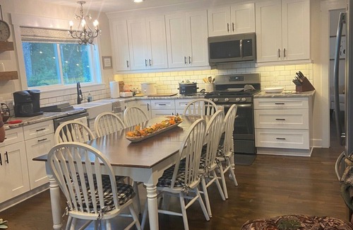 Kite House | South Georgia Lake House Retreat