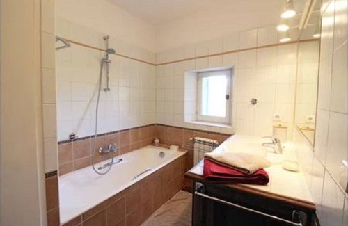 Cucuron House | South Luberon, Mas du Perussier *, 5 people, estate 1 ha. Ideal 1/2 season