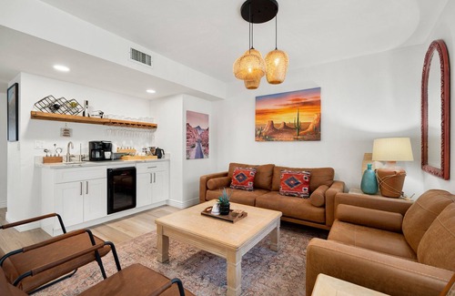 Desert Foothills Estates House | South Mountain FREE HEATED Pool & Hot Tub Walk to trails and park.