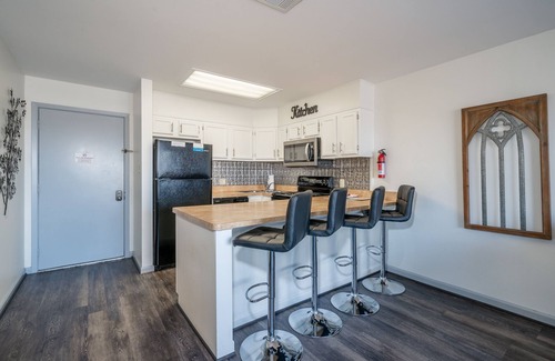 Lake Hamilton Condo | South Shore 1 bdrm! Gameroom, Mini-Golf, Pickleball, Game room, 2 Pools & More!