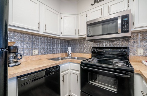 Lake Hamilton Condo | South Shore 1 bdrm! Gameroom, Mini-Golf, Pickleball, Game room, 2 Pools & More!