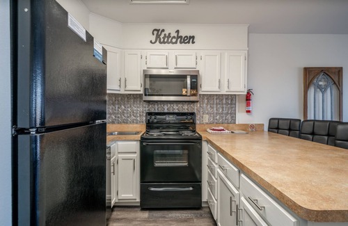 Lake Hamilton Condo | South Shore 1 bdrm! Gameroom, Mini-Golf, Pickleball, Game room, 2 Pools & More!