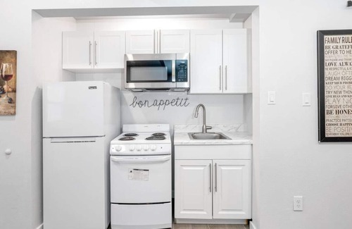 Oakford Park Condo | South Tampa - Central Location - Efficiency Suite