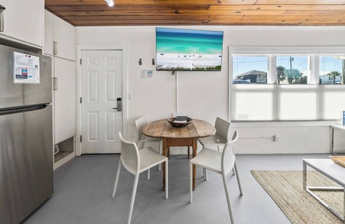 Laguna Beach Estates Cottage | Southern Colour, A Stylish, Dog Friendly, Coastal Retreat Across From the Beach!