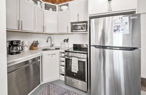 Laguna Beach Estates Cottage | Southern Colour, A Stylish, Dog Friendly, Coastal Retreat Across From the Beach!