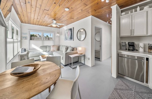 Laguna Beach Estates Cottage | Southern Colour, A Stylish, Dog Friendly, Coastal Retreat Across From the Beach!