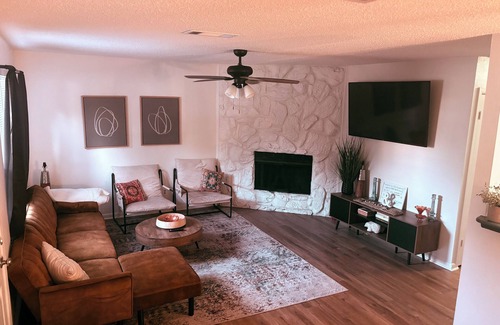 Texarkana House | Southern Comfort – 2BR/2BA Family & Pet Friendly Charm w/Parking