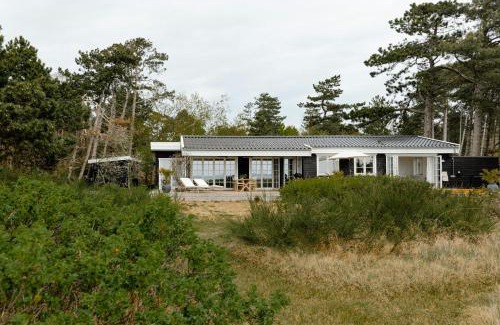 Lumsas House | Southern Feel In Refurbished Home By Shore