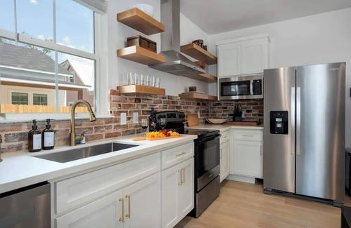 Fredericksburg House | Southern Vine Sip + Stay Combo