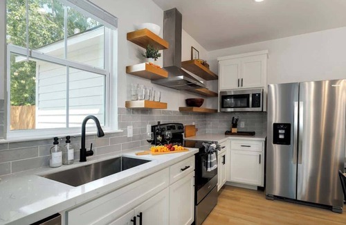 Fredericksburg House | Southern Vine Sip and Stay Combo