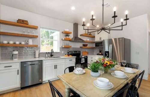 Fredericksburg House | Southern Vine Sip and Stay Combo