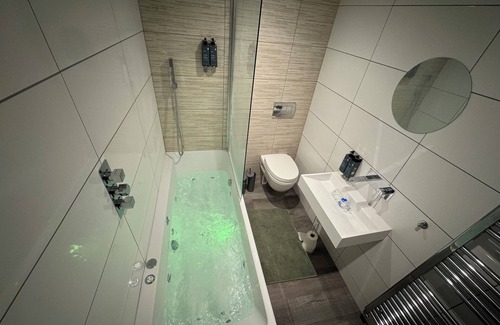 Elland Apartment | Southgate Luxury 2-bedroom apartment in Elland private parking WiFi Jacuzzi Bath