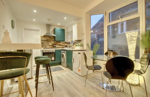 Southsea Apartment | Southsea 4BR Getaway with Private Yard