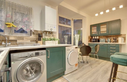 Southsea Apartment | Southsea 4BR Getaway with Private Yard