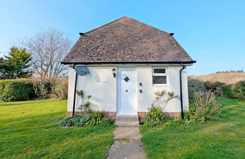 East Ashling Cottage | Southwood Farm Cottage - a cottage that sleeps 4 guests in 2 bedrooms