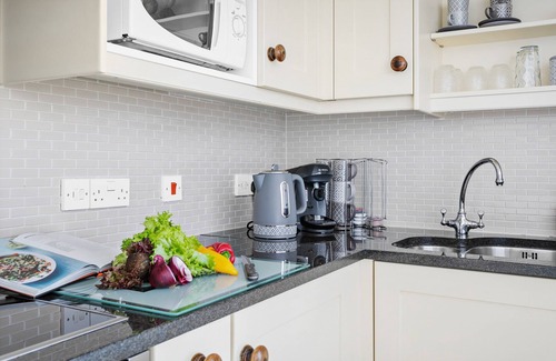 Torquay City Centre Apartment | Sovereign House - Chic and near Harbour, parking