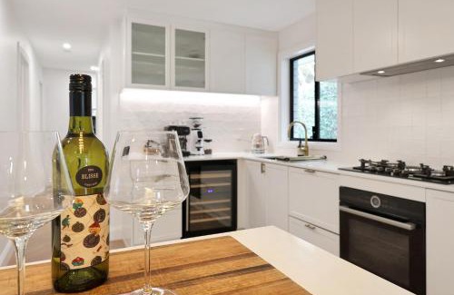 Belmont House | Spa Haus Belmont- 2 King beds, Spa, Pets Welcome, Beaches, Golf, Shopping, Geelong