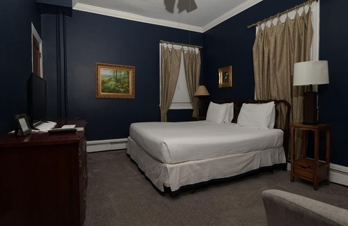 Ventnor City Bed & Breakfast | Spa Inspired King Room 300 feet from the boardwalk and beach with parking and full breakfast