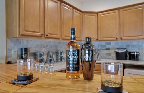 Albrightsville Ski Chalet | Spa-Like Rustic Retreat In Nature With Glass Barrel Sauna, Hot Tub & Pond!