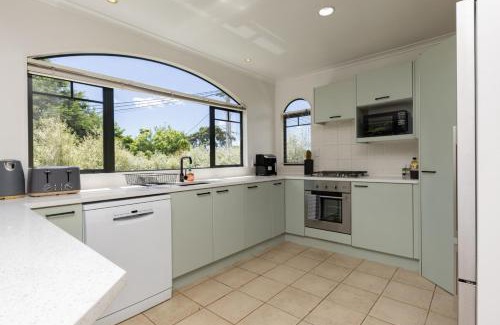 Greenlane - Ellerslie House | Spa, Movies, Pool table, Table tennis in Ellerslie!
