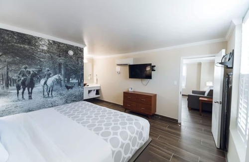 Ocala Hotel | Spa Suite Junior at Equus Inn, Outdoor Seasonal Pool, Free Breakfast