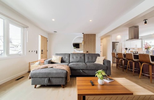 Edmonton House | Spa vibes, game room fun, and two decks. Just minutes from Whyte Ave & Downtown.