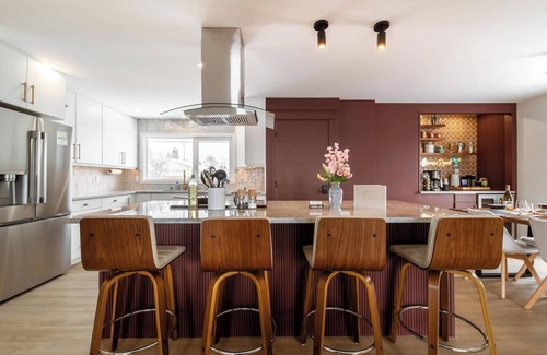 Edmonton House | Spa vibes, game room fun, and two decks. Just minutes from Whyte Ave & Downtown.