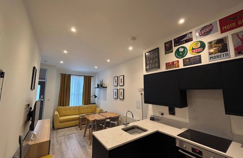 Thornton Heath Apartment | Spacious 1 bed flat in Croydon with private garden