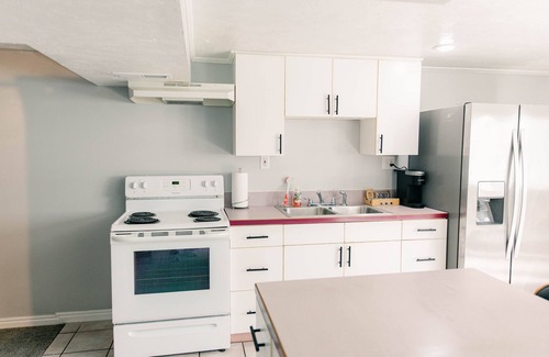 Layton House | Spacious 1-Bedroom Basement Apartment