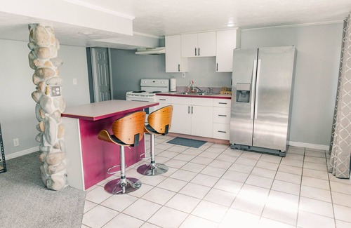 Layton House | Spacious 1-Bedroom Basement Apartment