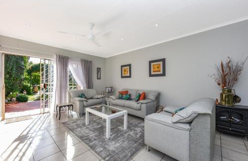 Greater Johannesburg Metropolitan Area House | Spacious 1-Bedroom Cottage in Bryanston