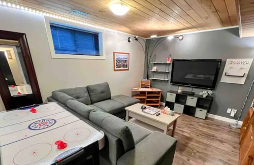 Kingston Apartment | Spacious 1 bedroom suite w free parking near CFB, RMC & DT