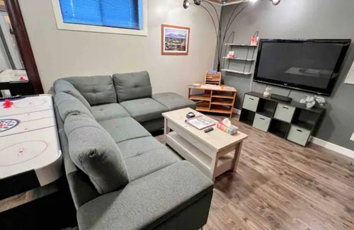 Kingston Apartment | Spacious 1 bedroom suite w free parking near CFB, RMC & DT