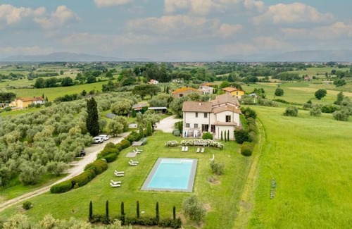 Vinci Villa | Spacious 10-bedroom villa in awesome Vinci with AC