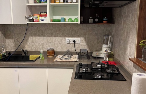 Malleshwaram West Apartment | Spacious-1400sft 2BHK apartment in Malleswaram Bengaluru with AC, WiFi