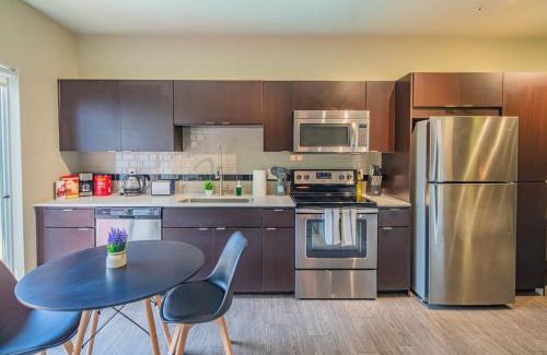 Evans Churchill Apartment | Spacious 1BD DT, Parking, Gym, W-D, Roosevelt Row